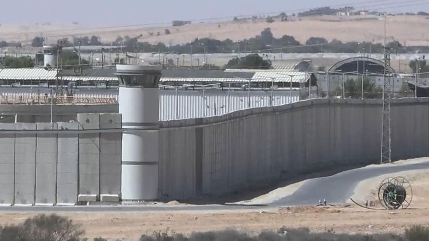 Captura de video del exterior de la prisión de alta seguridad de Saharonim, en medio del desierto israelí del Neguev, pegada a la frontera de Egipto, que se ha convertido en un goteo de diplomáticos de al menos 16 países para visitar a sus ciudadanos detenidos cuando navegaban intentando llegar a Gaza. EFE/Magda Gibelli