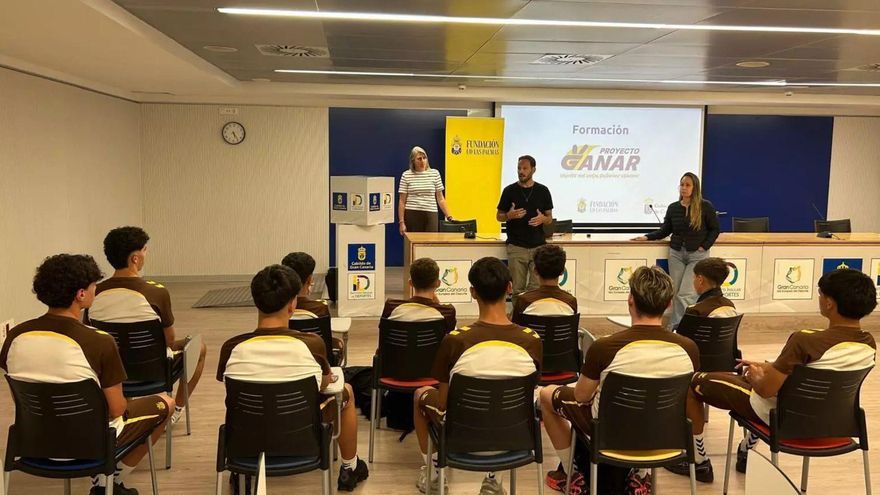 La Fundación Canaria UD Las Palmas participa en el taller ‘Capitanes +’ para prevenir las adicciones entre los más jóvenes