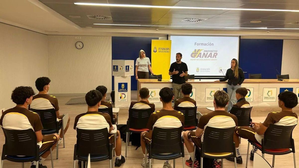 La Fundación Canaria UD Las Palmas participa en el taller ‘Capitanes +’ para prevenir las adicciones entre los más jóvenes