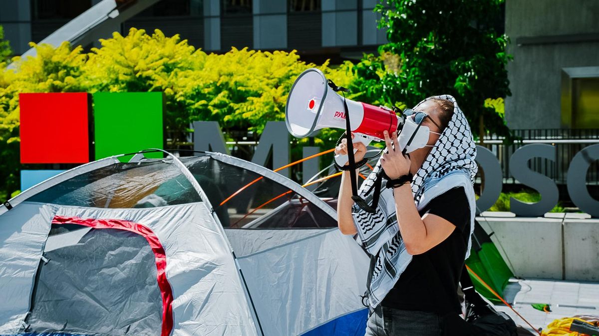 Una manifestante, durante una protesta frente a la sede de Microsoft
