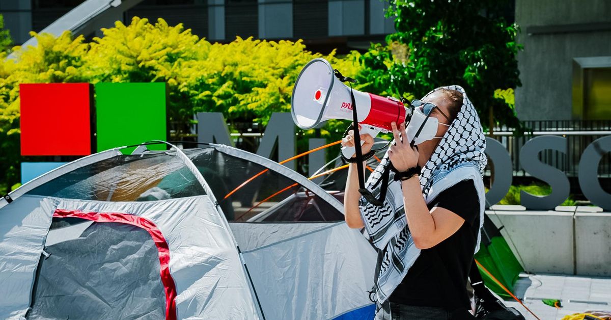 Microsoft despide a otros dos empleados por protestar en el despacho del presidente por colaborar con Israel