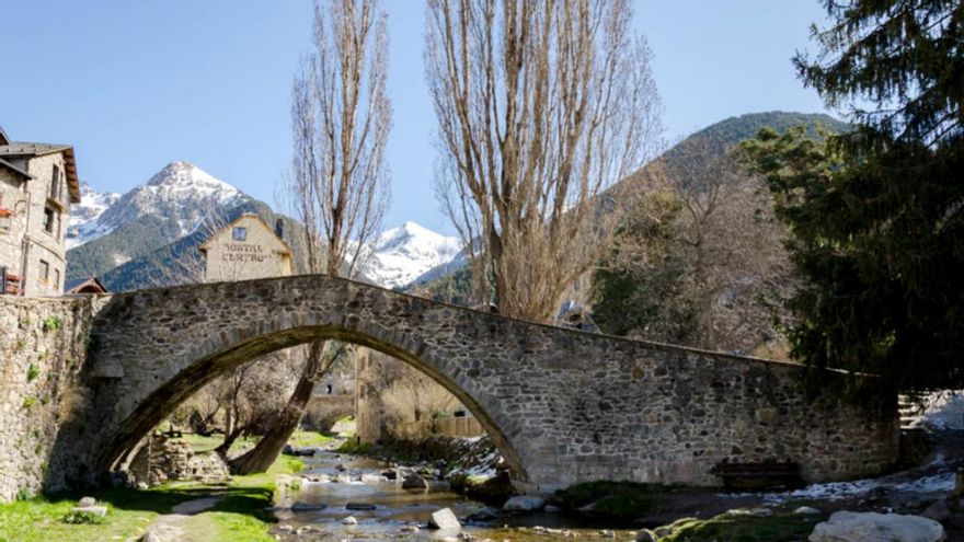 El río Aguas Limpias a su paso por el puente medieval de Sallent de Gállego