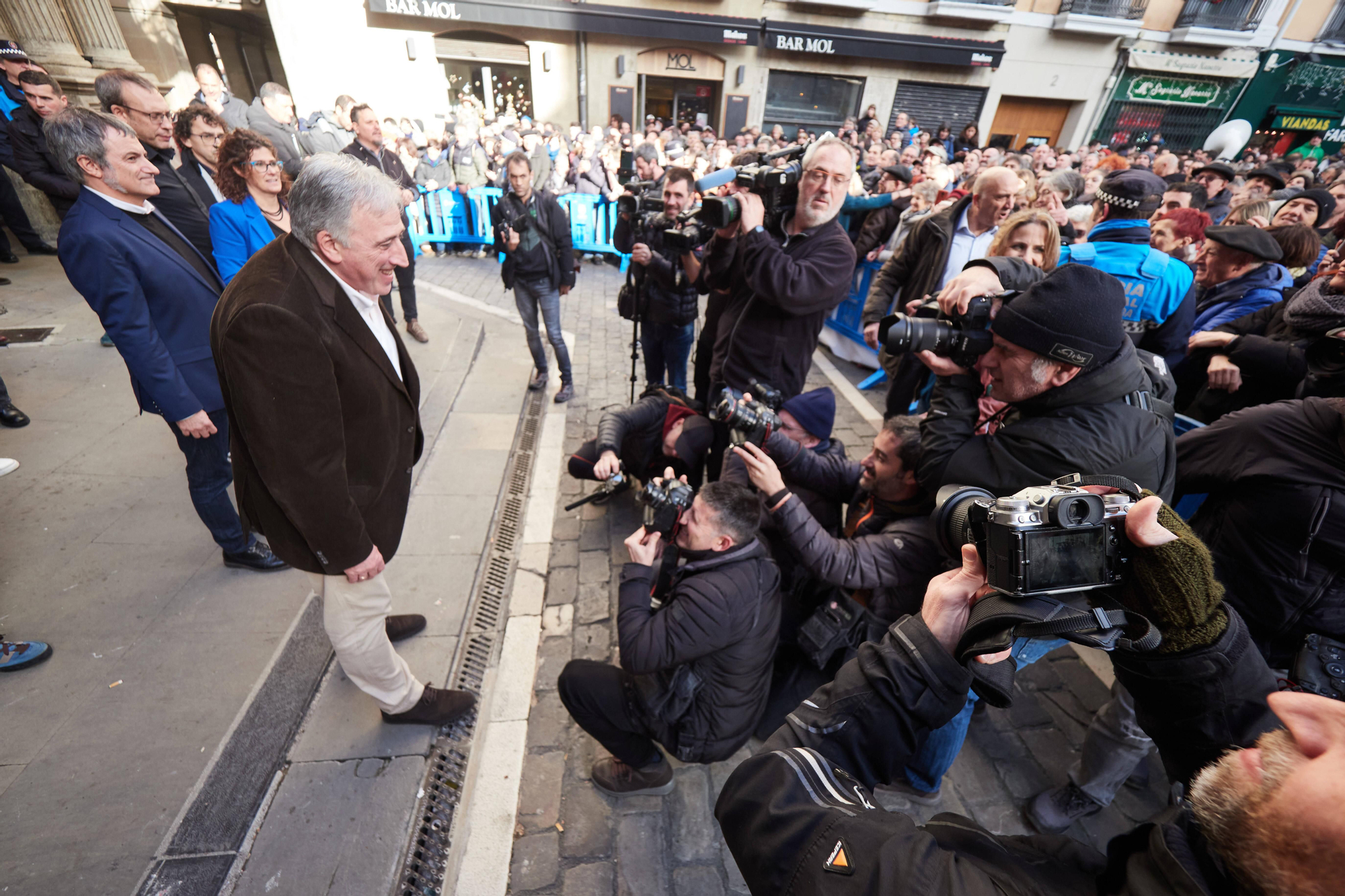 Joseba Asiron se acerca a saludar a los simpatizantes de EH Bildu que han acudido a la plaza del Ayuntamiento para celebrar la moción de censura.