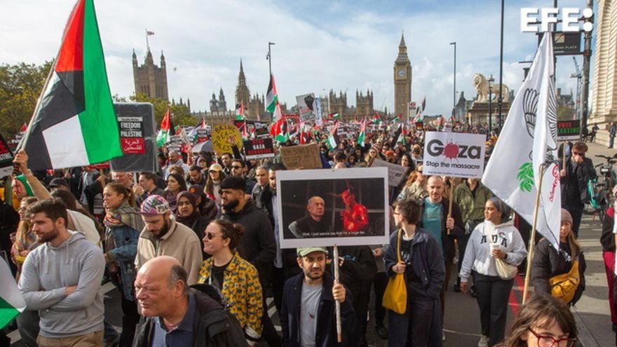 Londres (Reino Unido), 28/10/2023.- La Marcha Nacional pro Palestina ha reunido en Londres a miles de personas que solicitaron a Israel detener la guerra en Gaza (Protestas, Reino Unido, Londres) EFE/EPA/TAYFUN SALCI