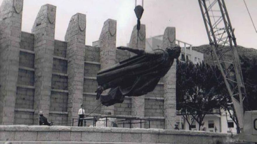 Instalación del monumento a Franco en Santa Cruz de Tenerife. (Catálogo de vestigios).
