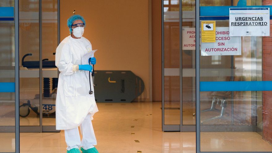 Una doctora espera la llegada de una ambulancia. EFE/Nacho Gallego/Archivo