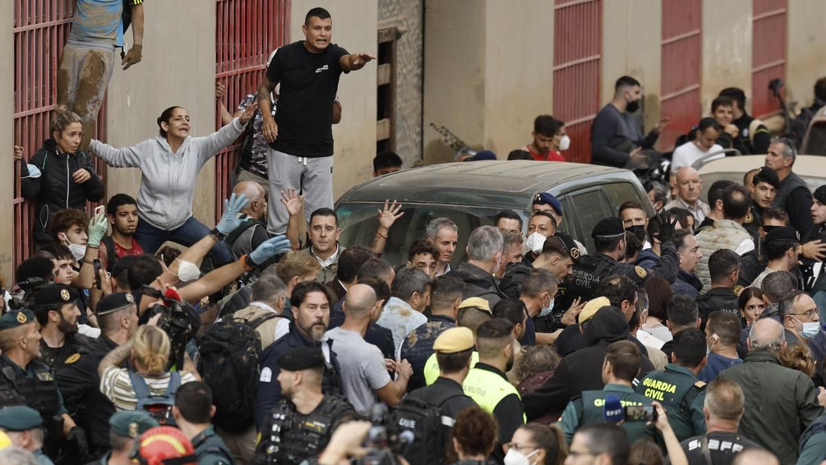 Los reyes, el Gobierno y las autoridades autonómicas suspenden la visita a  Chiva tras ser increpados en Paiporta