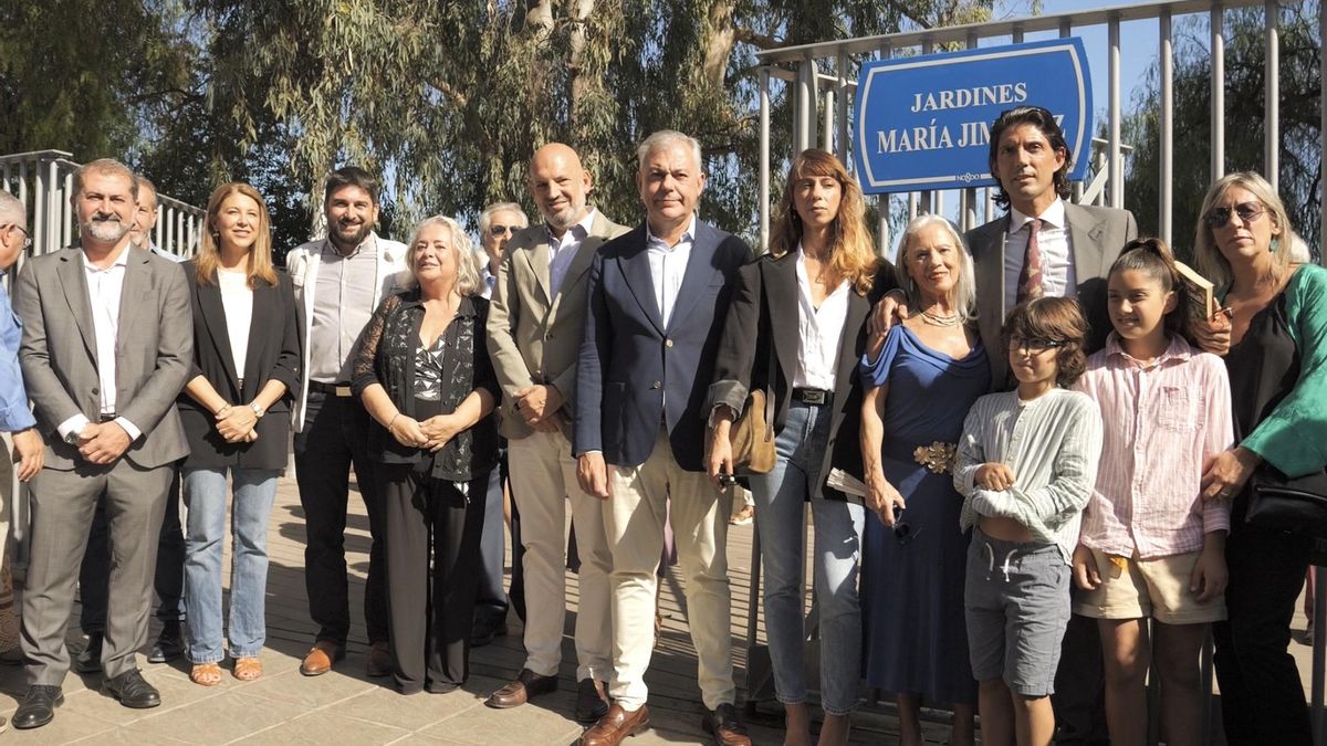Familiares de María Jiménez y autoridades posan ante el cartel que nombra los jardines.
