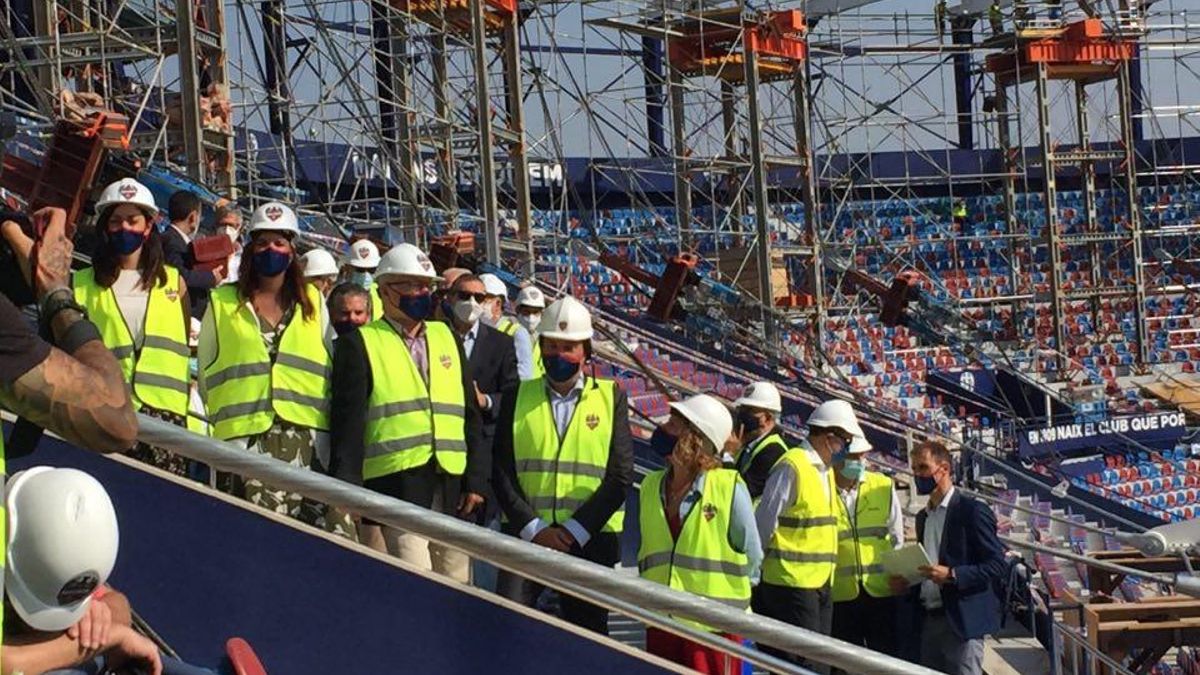 El alcalde de València, Joan Ribó, y la vicealcaldesa, Sandra Gómez, junto al presidente del Levante UD, Quico Catalán