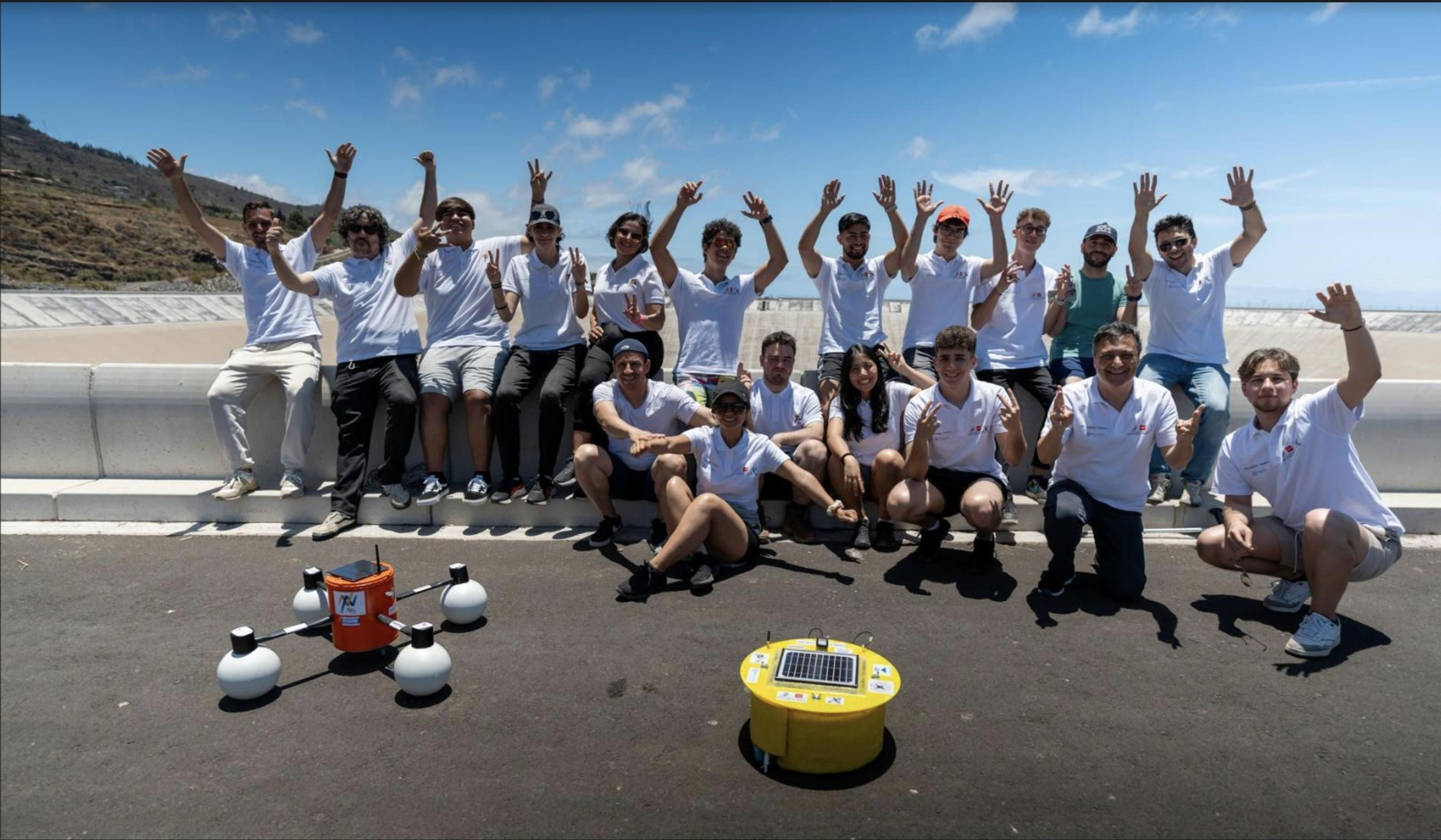 El alumnado en la balsa Vicario.