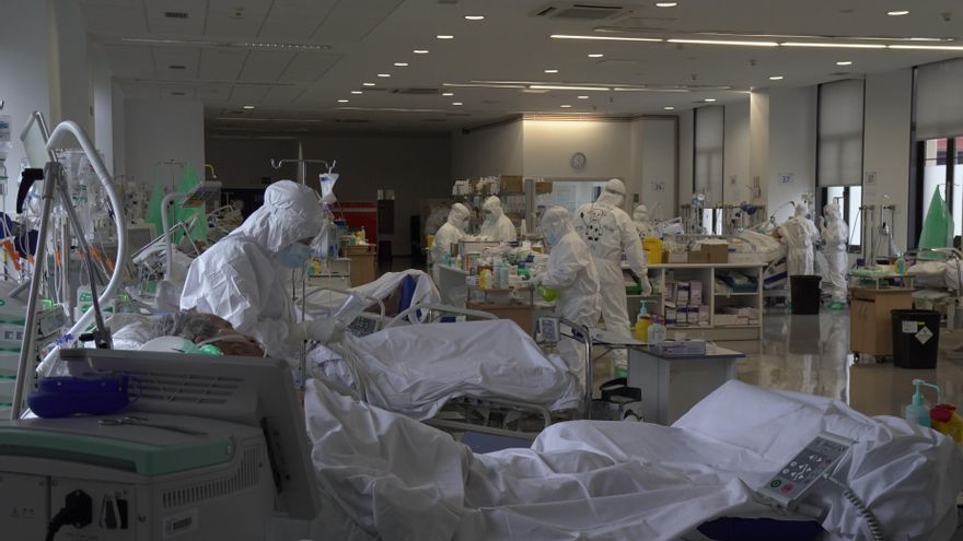 Trabajadores sanitarios de la UCI de pacientes con COVID en el Hospital Valdecilla.