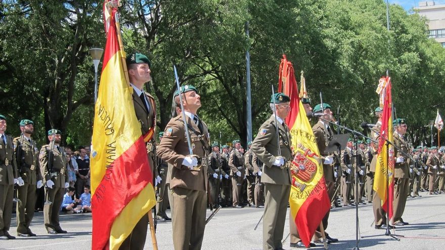 Más de 400 civiles juran bandera en Pamplona en el acto de conmemoración del 250 aniversario del Regimiento América 66
