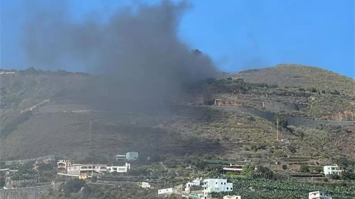Seis personas afectadas por el humo del incendio en un solar con residuos en Barlovento