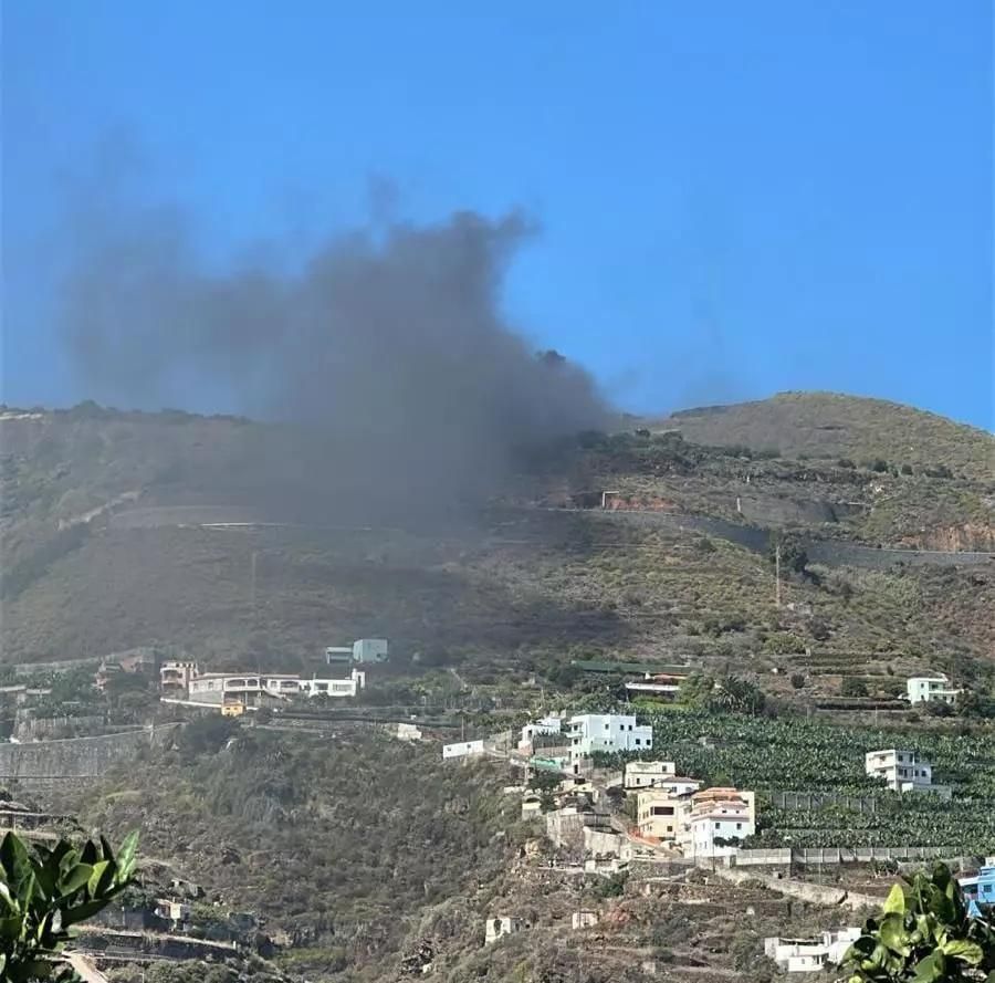 El fuego de este miércoles en un solar de Barlovento originó una densa humareda.