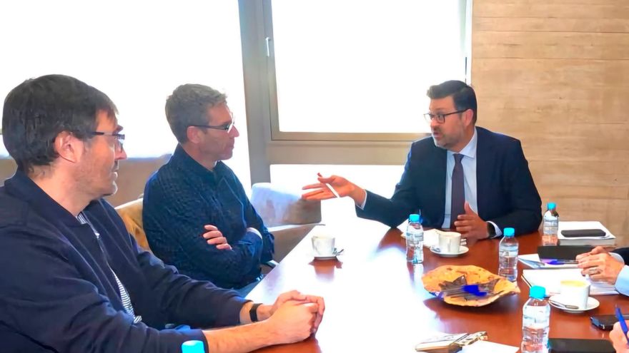 El STE entrega más de 1.500 firmas de docentes que piden rebajar la carga lectiva en todos los niveles educativos