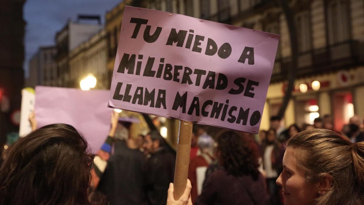 Pancarta durante una manifestación del 8M
