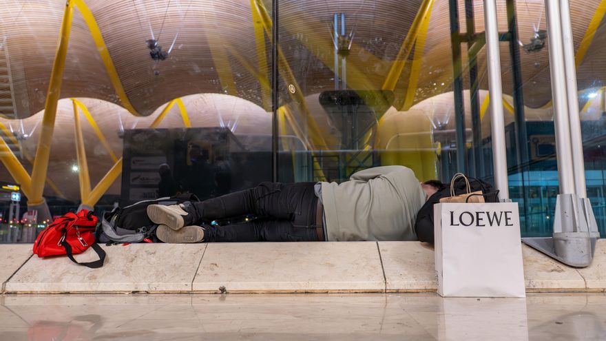 El Defensor del Pueblo ve "preocupante" la situación de personas sin hogar en Barajas