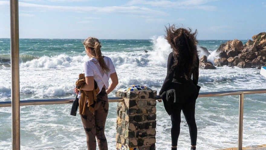 Dos personas observan el mar en Cartagena.