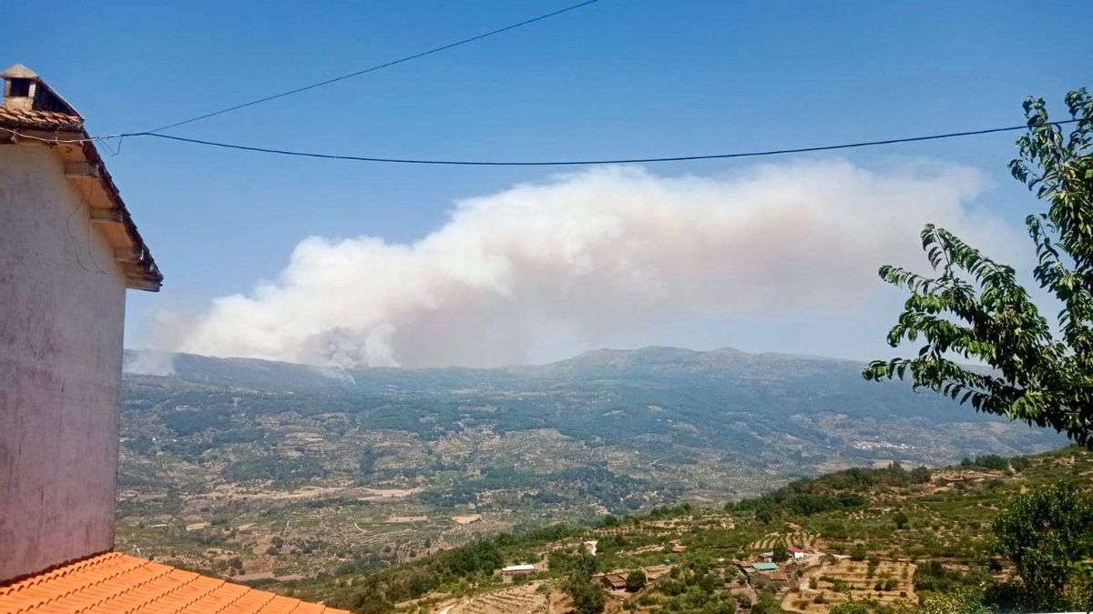 El humo se ve a muchos kilómetros de la zona afectada