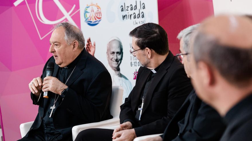 El obispo José Mazuelos, durante la rueda de prensa de este miércoles.