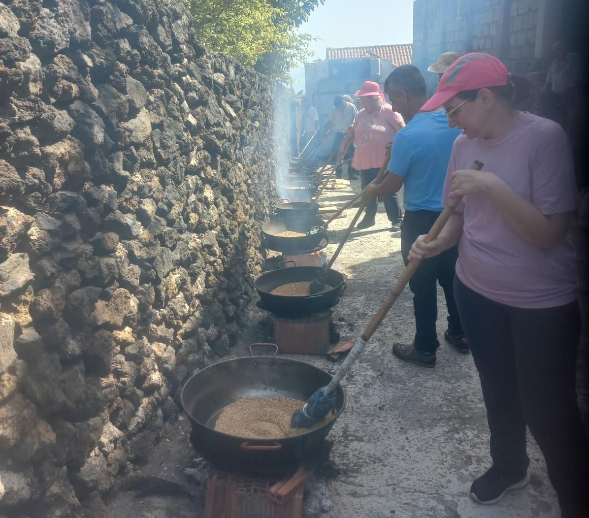 Tostando en la bodega. Hoyo de Mazo.
