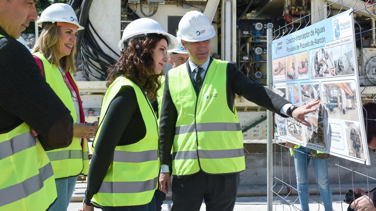 La presidenta de la Comunidad de Madrid, Isabel Díaz Ayuso, inspecciona unas obras junto a la alcaldesa de Pozuelo de Alarcón en 2024.