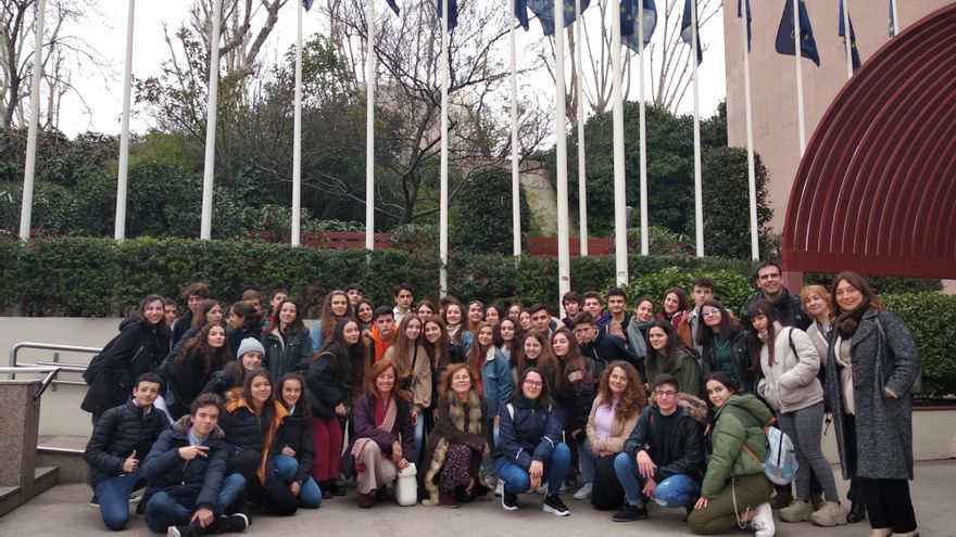 Alumnos del IESO  "Cella Vinaria" durante una visita a la sede del Parlamento Europeo en Madrid