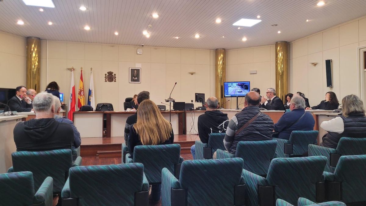Juicio a ocho taxistas por increpar, empujar y dar puñetazos a un conductor de Cabify en el aeropuerto de Santander.