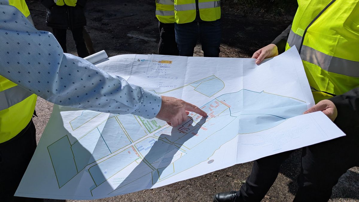 El director de obra señala sobre el plano alguno de los edificios demolidos