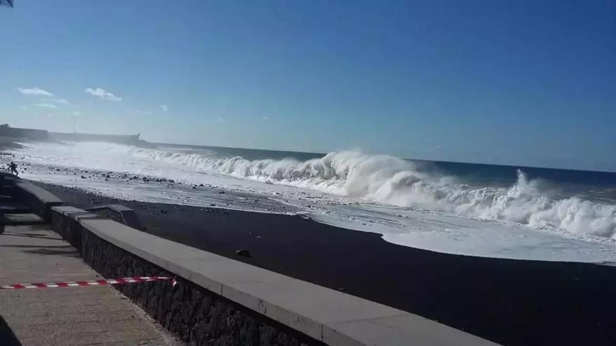 Imagen de archivo de olas en la playa del Puerto de Tazacorte.