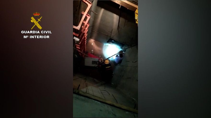 La perra fue hallada en el interior de una galería de un barranco a una profundidad de 9 metros. GUARDIA CIVIL
