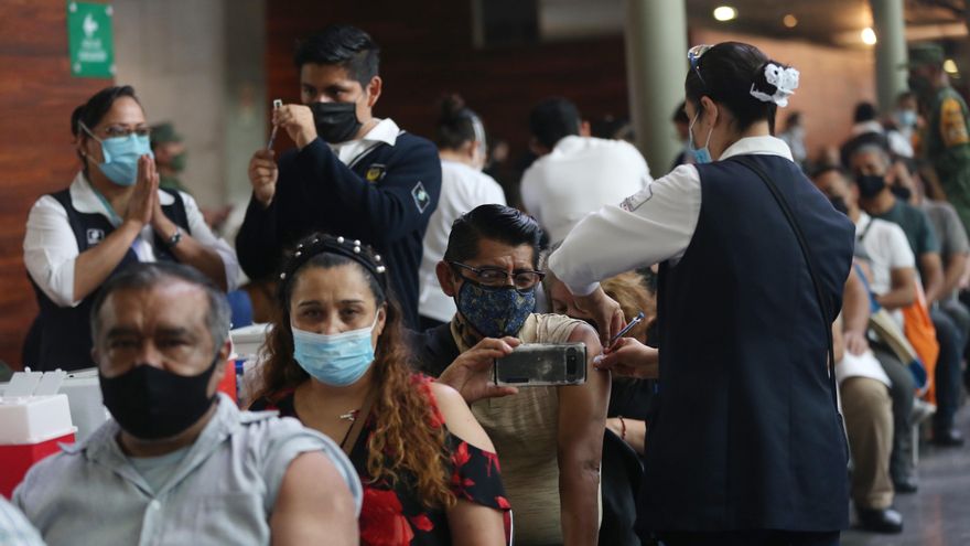 Vista de una vacunación masiva, hoy en la Biblioteca Vasconcelos en Ciudad de México (México). EFE/ Sáshenka Gutiérrez