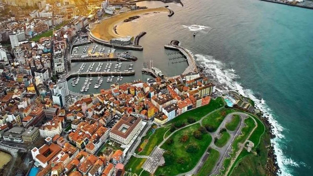 Gijón desde el aire.