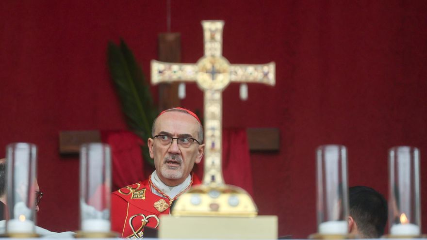 El patriarca latino, Pierbattista Pizzabala, reza en el Domingo de Ramos en Jerusalén.