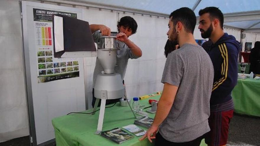 Una máquina de detección de pólenes en la Feria Expociencia de la Universidad de León. Foto: Uribe.