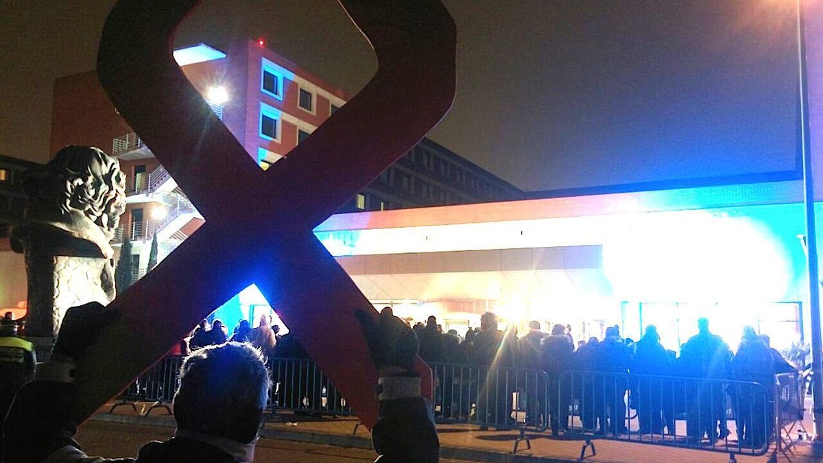 Trabajadores de TVE en la puerta de los Goya. \ Alejandro Navarro