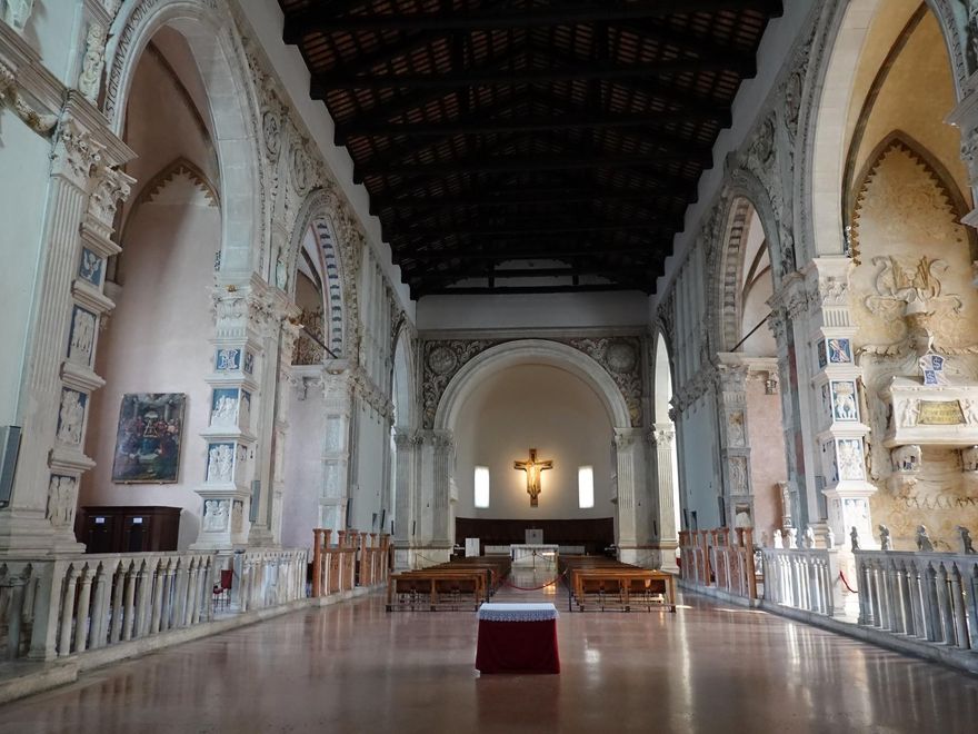 Interior del Templo Malatestano, actual catedral de Rímini.