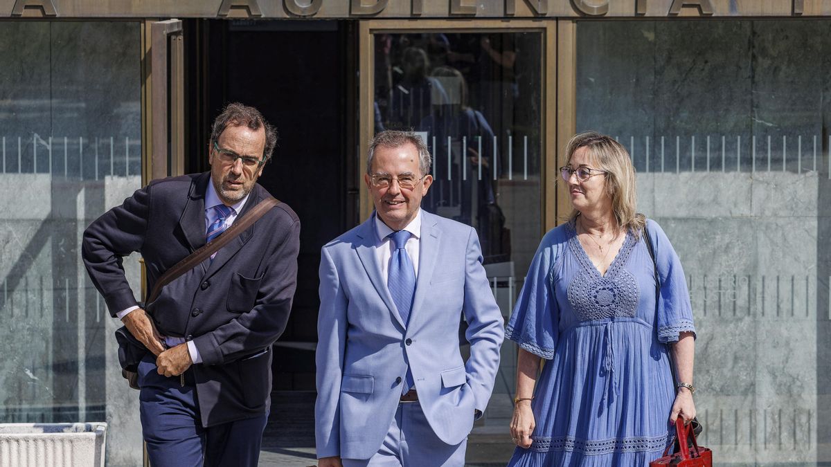 Los abogados de las exmonjas de Belorado, Florentino Aláez (c) y Enrique García de Viedma (c) y la procuradora Concepción López a la salida de la audiencia provincial de Burgos, este viernes.