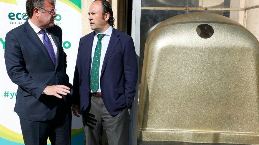 Carlos S. Campillo / ICAL El alcalde de León, Antonio Silván, y el gerente de zona de Ecovidrio, Eloy Garicano, presentan la campaña ‘El contenedor de oro de Ecovidrio’