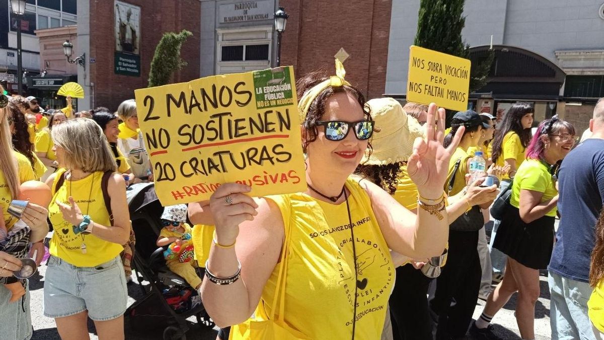 Una educadora con una pancarta en la que cuestiona las ratios de las aulas infantiles.