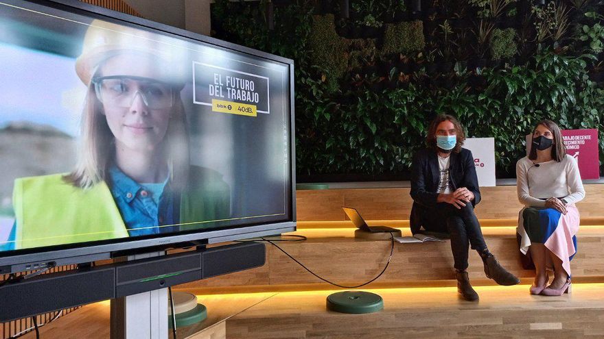 El profesor de Ciencia Política Braulio Gómez y la directora de BBK Kuna Eider Inunciaga durante la presentación de 'Habitantes del futuro' este lunes en Bilbao