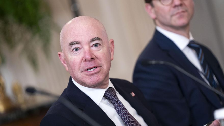 Los republicanos anuncian cargos en el juicio político contra el jefe de migración de EEUU