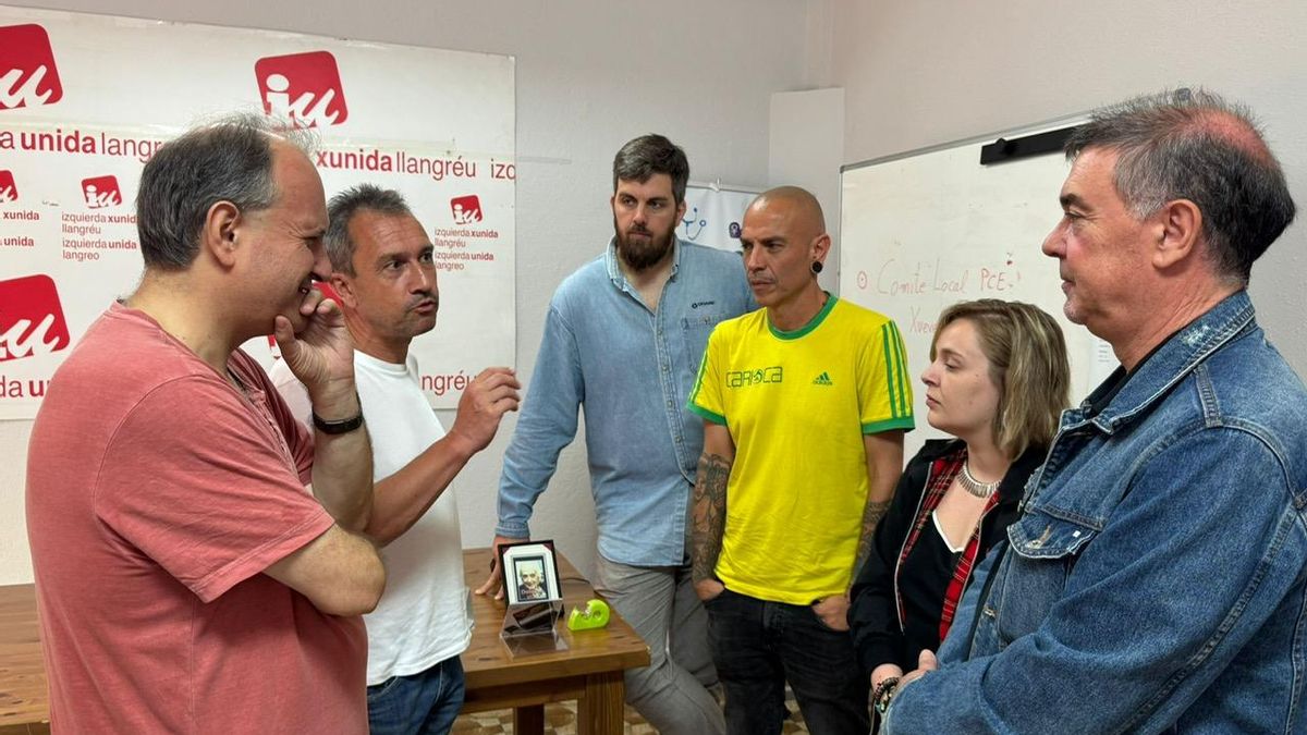 Ovidio Zapico, segundo por la izquierda, junto a otros dirigentes de Langreo.