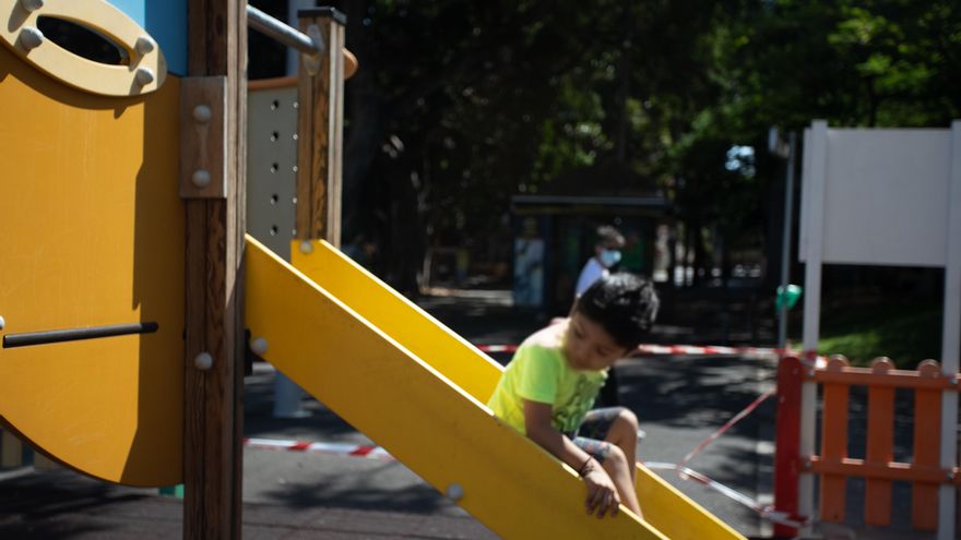Un menor juega en las inmediaciones de un centro escolar en Santa Cruz de Tenerife