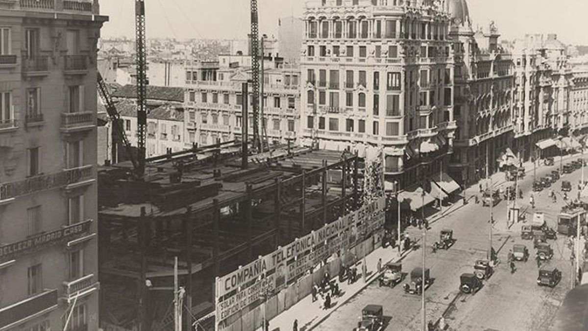 Imagen de la construcción del Edificio Telefónica de la Gran Vía de Madrid, tomada en 1927.