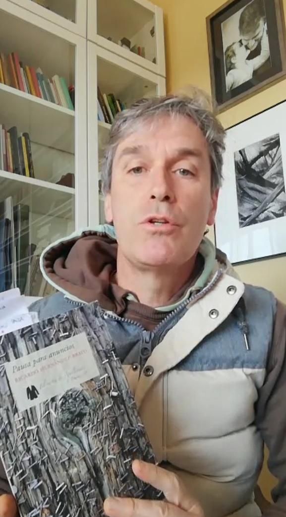 Ricardo Hernández Bravo leyendo sus poemas.