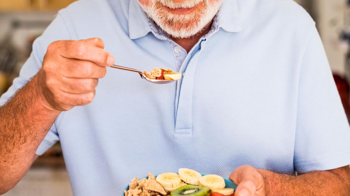 Un hombre mayor comiendo un plato saludable.