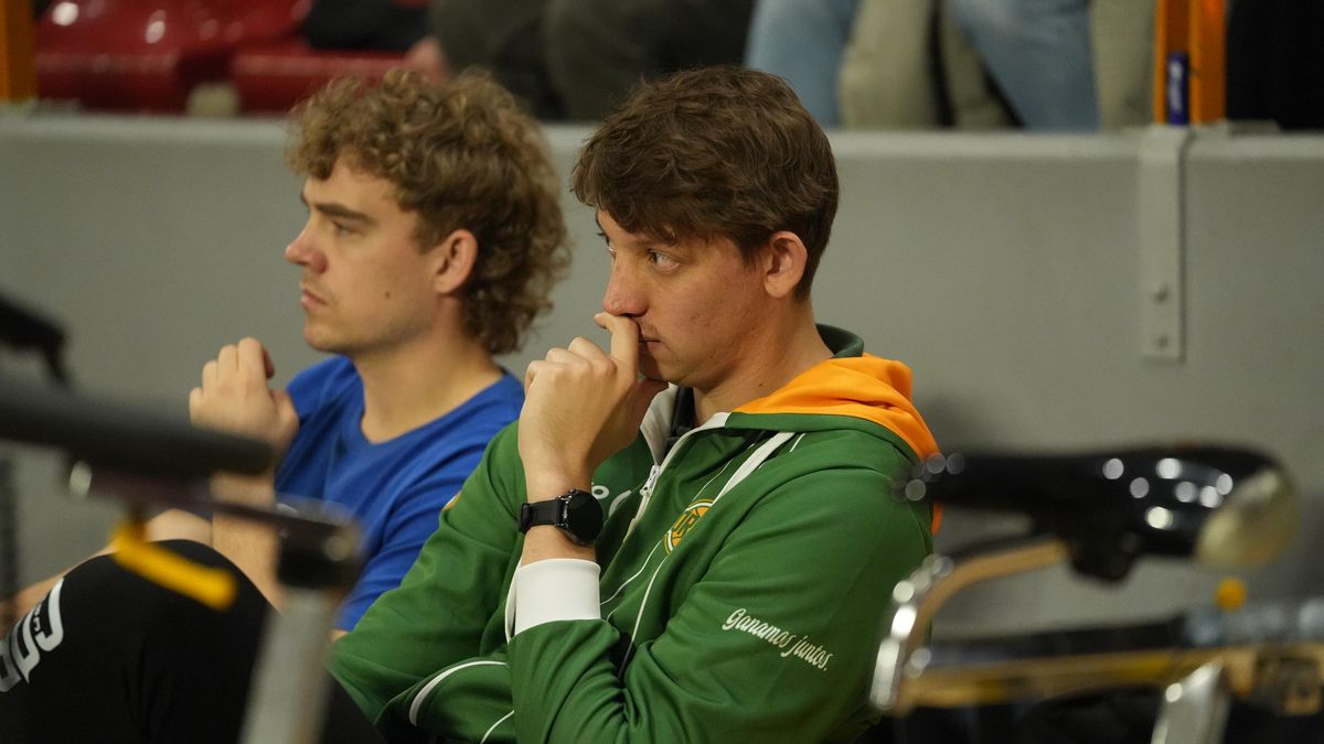 Karl Andrés Matute viendo el partido frente al Morón