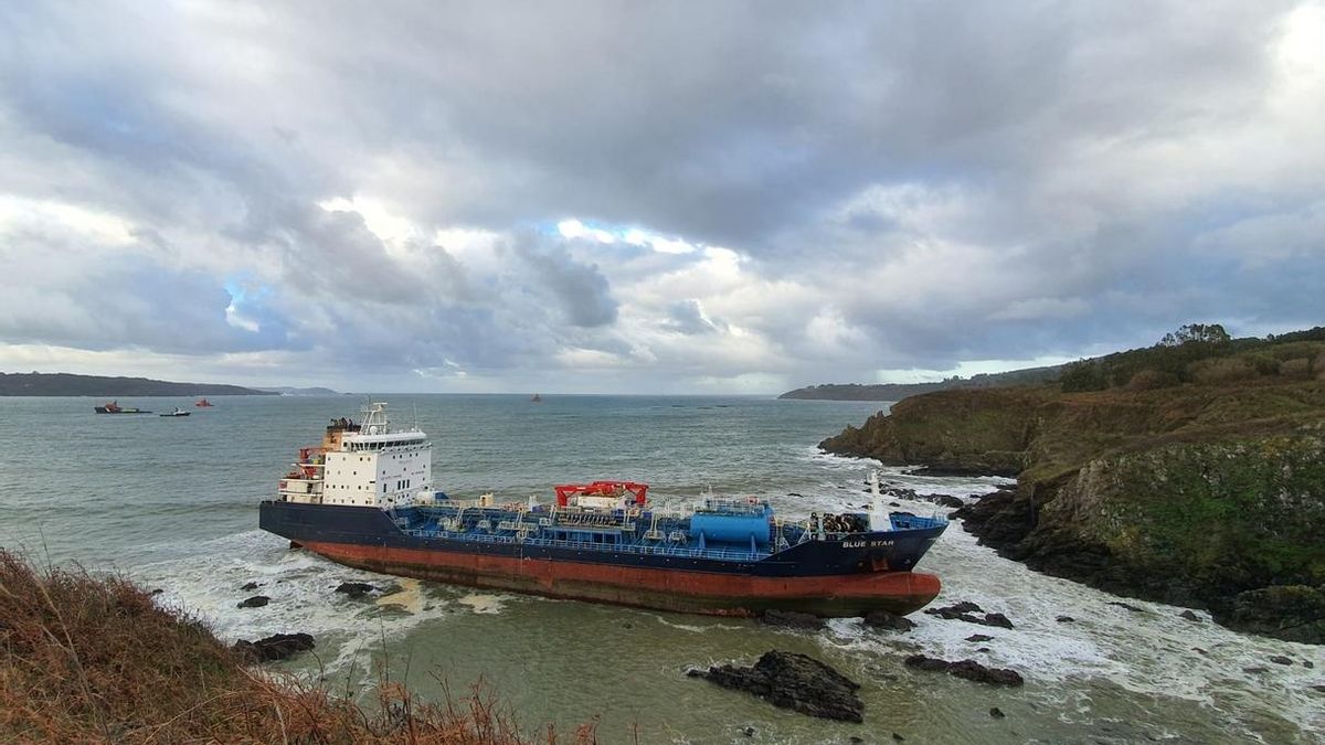 Un remolcador de Santander colabora en los trabajos de rescate del 'Blue Star'