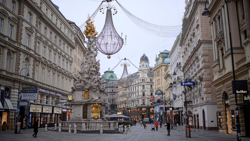 Transeuntes en una calle comercial de Viena, durante el reciente confinamiento decretado en Austria para frenar la pandemia de COVID-19.